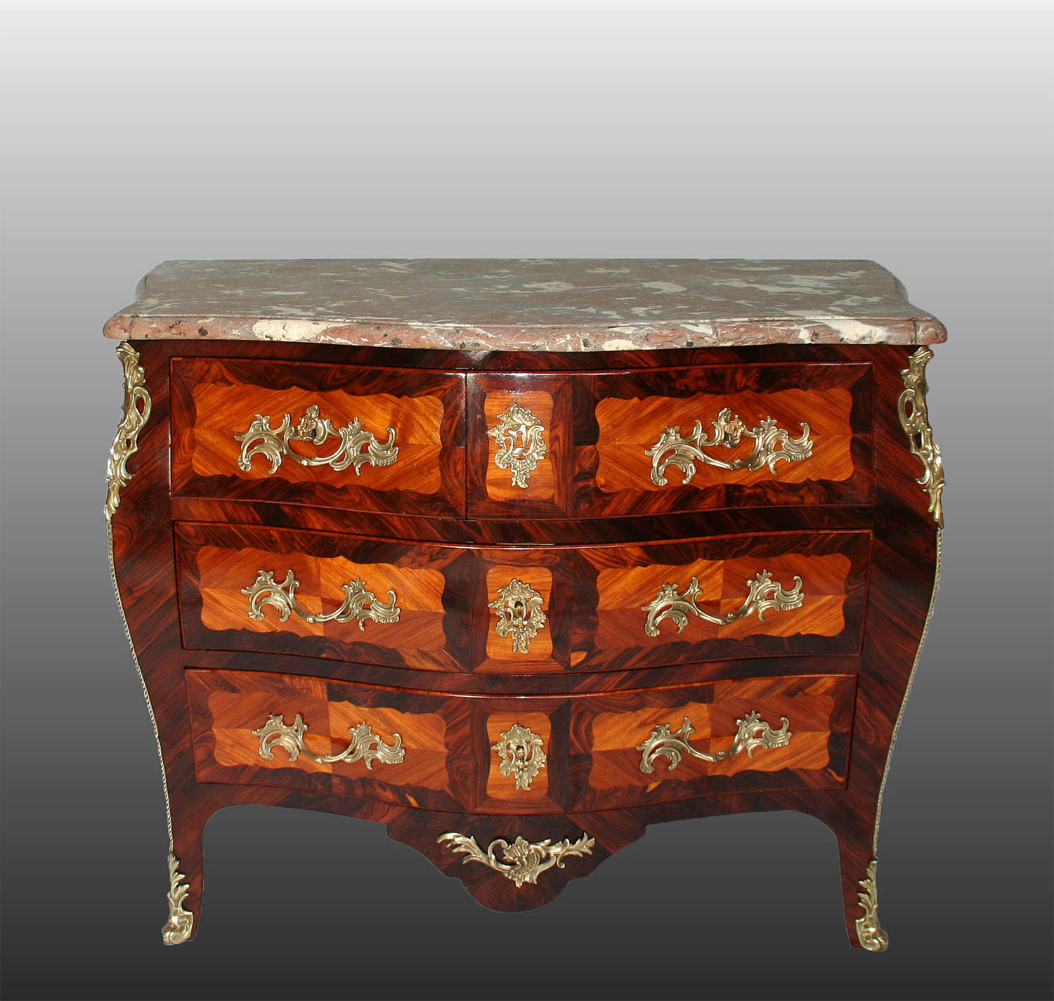 Commode galbee Louis XV - Cliquez sur l'image pour la fermer