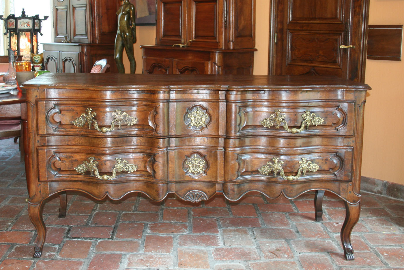 Rare et majestueuse commode arbalte - Cliquez sur l'image pour la fermer