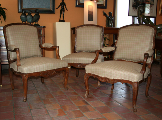 Deux de fauteuils et une chaise a dossiers plats. - Cliquez sur l'image pour la fermer